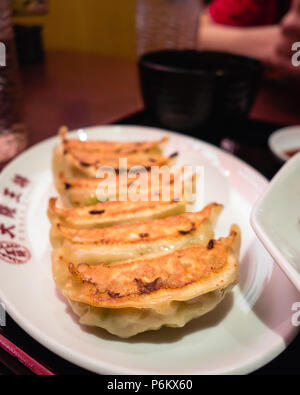Gyoza. Gnocco. Cibo cinese. Il cibo giapponese Foto Stock