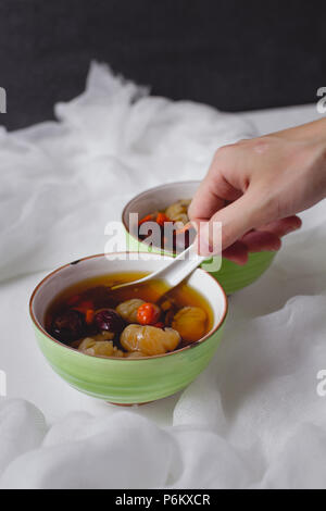 Red Data Longan zuppa. Dessert cinese nella ciotola verde. Due ciotole. Foto Stock