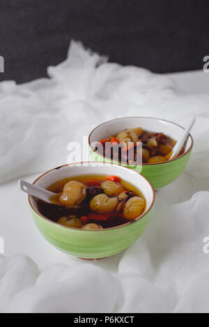 Red Data Longan zuppa. Dessert cinese nella ciotola verde. Due ciotole. Foto Stock