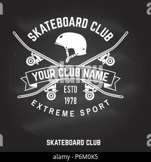 Skateboard club badge sulla lavagna. Illustrazione Vettoriale. Per skate club emblemi, segni e t-shirt design. Skateboard design tipografia con skateboard e casco. Sport estremo. Illustrazione Vettoriale