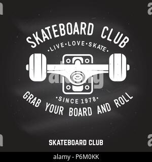 Skateboard club badge sulla lavagna. Illustrazione Vettoriale. Per skate club emblemi, segni e t-shirt design. Skateboard design tipografia con skate carrello. Sport estremo. Afferra il tuo consiglio e roll Illustrazione Vettoriale
