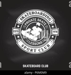 Lo skateboard sport club segno sulla lavagna. Illustrazione Vettoriale. Sport estremo. Per skate club emblemi, segni e t-shirt design. Retrò design tipografia con guidatore di skateboard e testo. Illustrazione Vettoriale