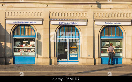 Zurich, Svizzera - 30 Giugno 2018: Windows di un negozio sulla Limmat quay recanti segni con il "Swiss Watches" testo scritto in varie lingue. S Foto Stock