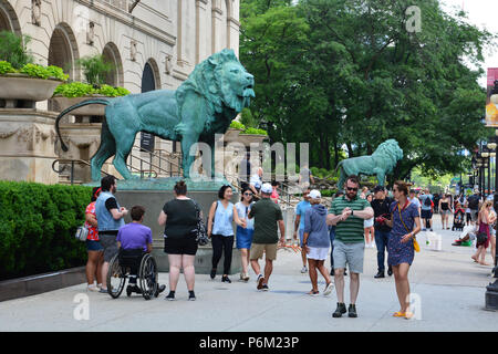 L'iconico lions guardia fuori l'ingresso principale alla Chicago Art Institute sulla Michigan Avenue. Foto Stock