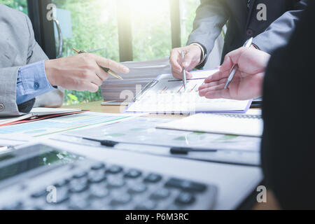 Amministratore business man ispettore finanziario e segretario dei report, il calcolo o il controllo di equilibrio. Foto Stock