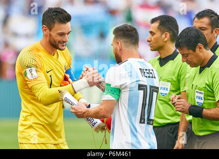 Kazan, Russia. 30 GIU, 2018. Argentina - Francia 3-4, calcio, Kazan, Giugno 30, 2018 Lionel Messi, Argentina 10 Hugo LLORIS, fra 1 portieri, exchange banderol, capitano, arbitro Alireza Faghani , IRAN ARGENTINA - Francia 3-4 della Coppa del Mondo FIFA 2018 RUSSIA, meglio di 16 , stagione 2018/2019, 30 giugno 2018 Stadium K a z a n - a r e n un a Kazan, Russia. © Peter Schatz / Alamy Live News Foto Stock