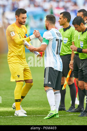 Kazan, Russia. 30 GIU, 2018. Argentina - Francia 3-4, calcio, Kazan, Giugno 30, 2018 Lionel Messi, Argentina 10 Hugo LLORIS, fra 1 portieri, exchange banderol, capitano, arbitro Alireza Faghani , IRAN ARGENTINA - Francia 3-4 della Coppa del Mondo FIFA 2018 RUSSIA, meglio di 16 , stagione 2018/2019, 30 giugno 2018 Stadium K a z a n - a r e n un a Kazan, Russia. © Peter Schatz / Alamy Live News Foto Stock