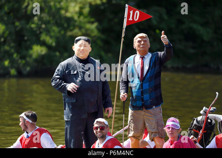 Chester, Regno Unito. Il 1 luglio 2018. Donald Trump e Kim Jong-ONU lookalikes prendere parte alla carità annuale gara zattera sul fiume Dee organizzata dal Rotary Club. Credito: Andrew Paterson/Alamy Live News Foto Stock