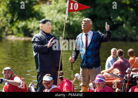 Chester, Regno Unito. Il 1 luglio 2018. Donald Trump e Kim Jong-ONU lookalikes prendere parte alla carità annuale gara zattera sul fiume Dee organizzata dal Rotary Club. Credito: Andrew Paterson/Alamy Live News Foto Stock