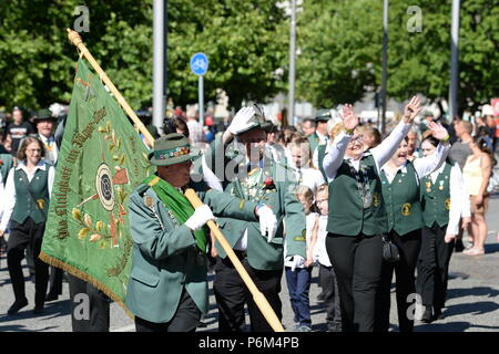 Hannover, Germania. 01 Luglio, 2018. I membri dei vari tiratori del club partecipano a una sfilata presso i tiratori del Festival, che va dal 29 giugno al 08 luglio. Credito: Swen Pförtner/dpa/Alamy Live News Foto Stock