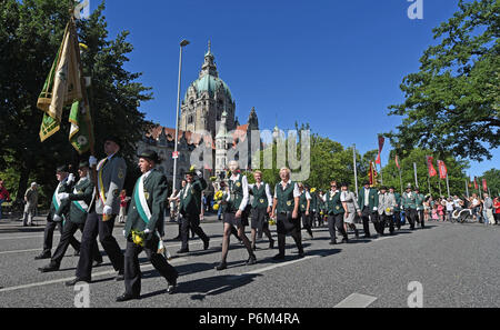 Hannover, Germania. 01 Luglio, 2018. I membri dei vari tiratori del club partecipano a una sfilata presso i tiratori del Festival, che va dal 29 giugno al 08 luglio. Credito: Swen Pförtner/dpa/Alamy Live News Foto Stock