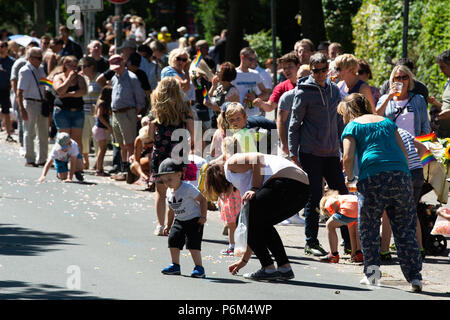 Hannover, Germania. 01 Luglio, 2018. Curiosi di raccogliere caramelle fuori la strada alla sfilata dei tiratori del Festival, che va dal 29 giugno al 08 luglio. A circa 10 000 partecipanti, la sfilata è il più grande del suo genere in tutto il mondo. Credito: Swen Pförtner/dpa/Alamy Live News Foto Stock