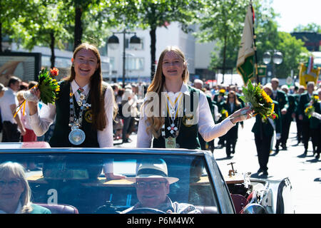 Hannover, Germania. 01 Luglio, 2018. Markswomen partecipare alla sfilata dei tiratori del Festival, che va dal 29 giugno al 08 luglio. A circa 10 000 partecipanti, la sfilata è il più grande del suo genere in tutto il mondo. Credito: Swen Pförtner/dpa/Alamy Live News Foto Stock