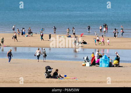 Blackpool, Lancashire, 1 lug 2018. Regno Unito: Meteo Sunny torrida giornata presso la costa come per i fanatici del sole godetevi incantesimo sulla spiaggia prima di essere inseguita dalla marea. Credito: MediaWorldImages/AlamyLiveNews Foto Stock