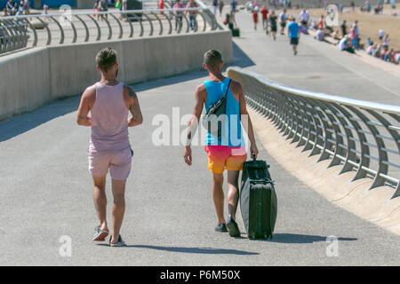 Blackpool, Lancashire, 1 lug 2018. Regno Unito: Meteo Sunny torrida giornata presso la costa come per i fanatici del sole godetevi incantesimo sulla spiaggia prima di essere inseguita dalla marea. Credito: MediaWorldImages/AlamyLiveNews Foto Stock