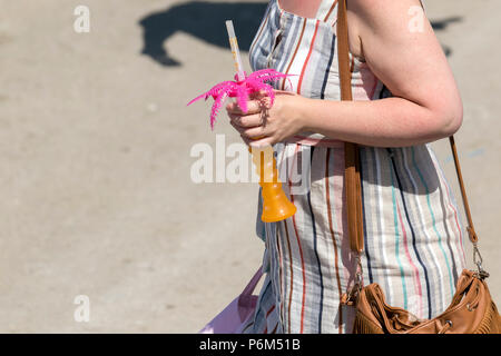 Blackpool, Lancashire, 1 lug 2018. Regno Unito: Meteo Sunny torrida giornata presso la costa come per i fanatici del sole godetevi incantesimo sulla spiaggia prima di essere inseguita dalla marea. Credito: MediaWorldImages/AlamyLiveNews Foto Stock