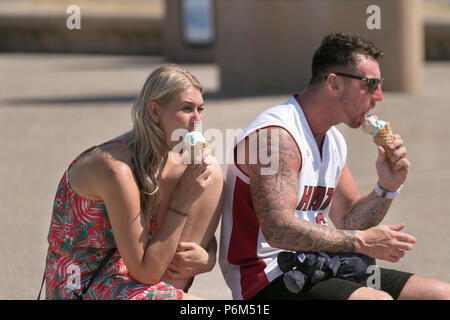 Blackpool, Lancashire, 1 lug 2018. Regno Unito: Meteo Sunny torrida giornata presso la costa come per i fanatici del sole godetevi incantesimo sulla spiaggia prima di essere inseguita dalla marea. Credito: MediaWorldImages/AlamyLiveNews Foto Stock