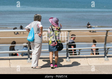 Blackpool, Lancashire, 1 lug 2018. Regno Unito: Meteo Sunny torrida giornata presso la costa come per i fanatici del sole godetevi incantesimo sulla spiaggia prima di essere inseguita dalla marea. Credito: MediaWorldImages/AlamyLiveNews Foto Stock