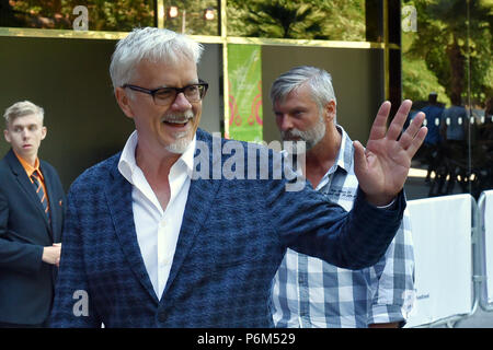 Attore americano e direttore Tim Robbins, chi è stato premiato con il globo di cristallo Award per lo straordinario contributo artistico al mondo del cinema, dà autografi ai tifosi durante il 53d Film Festival Internazionale di Karlovy Vary (KVIFF), nella Repubblica ceca il 30 giugno 2018. (CTK foto/Slavomir Kubes) Foto Stock