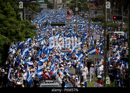 Managua, Nicaragua. Il 30 giugno, 2018. I dimostranti si riuniscono a voce il loro dissenso. A partire dal mese di aprile, la situazione politica in Nicaragua è stata instabile. Negli scontri tra le forze governative e i manifestanti parlare fuori contro il Presidente Daniel Ortega, oltre 200 persone hanno perso la loro vita. Credito: Carlos Herrera/dpa/Alamy Live News Foto Stock