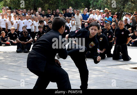 Zhengzhou, la Cina della Provincia di Henan. 1 Luglio, 2018. American Kungfu eseguire gli appassionati di arti marziali al Tempio di Shaolin sul Monte Songshan, centrale cinese della Provincia di Henan, 1 luglio 2018. Oltre 200 Kungfu appassionati provenienti da America ha fatto un viaggio al tempio Shaolin ed eseguite le arti marziali con i monaci locali. Credito: Li Un/Xinhua/Alamy Live News Foto Stock