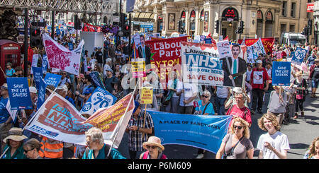 Londra, Regno Unito. 30 GIU, 2018. Con il NHS 70 anni quest'anno, migliaia hanno marciato attraverso il centro di Londra in un rally nazionale per mostrare il supporto per il servizio e la richiesta di maggiori finanziamenti da parte del governo. David Rowe/Alamy Live News Foto Stock