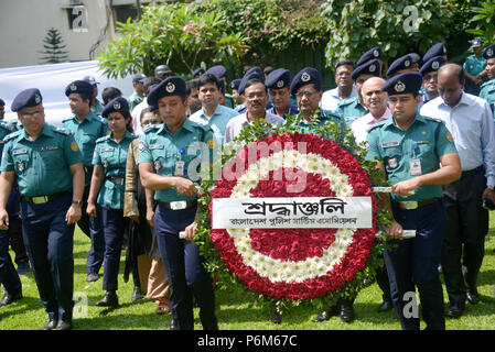 Dacca. 1 Luglio, 2018. Persone di partecipare a un evento commemorativo segna il secondo anniversario del Holey artigiano Bakery Attack a Dhaka, nel Bangladesh il 1 luglio 2018. Venti persone sono state vittima di attacchi a morte dai pirati informatici che assediarono la panetteria nel 2016. Credito: Xinhua/Alamy Live News Foto Stock