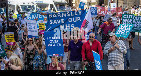 Londra, Regno Unito. 30 GIU, 2018. Con il NHS 70 anni quest'anno, migliaia hanno marciato attraverso il centro di Londra in un rally nazionale per mostrare il supporto per il servizio e la richiesta di maggiori finanziamenti da parte del governo. David Rowe/Alamy Live News Foto Stock