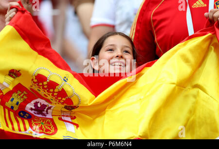 (180701) -- Mosca, 1 luglio 2018 (Xinhua) -- un ventilatore cheers prima del 2018 FIFA World Cup round di 16 match tra Spagna e Russia a Mosca, Russia, Luglio 1, 2018. (Xinhua/Yang Lei) Foto Stock