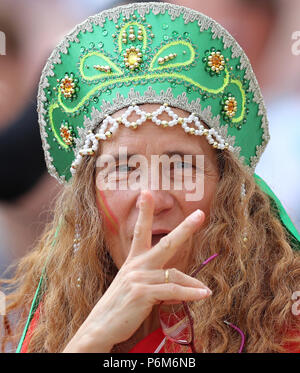 (180701) -- Mosca, 1 luglio 2018 (Xinhua) -- un ventilatore è visto prima del 2018 FIFA World Cup round di 16 match tra Spagna e Russia a Mosca, Russia, Luglio 1, 2018. (Xinhua/Yang Lei) Foto Stock