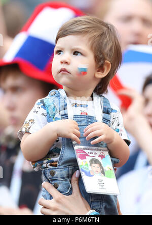 (180701) -- Mosca, 1 luglio 2018 (Xinhua) -- un ventilatore della Russia è visto prima del 2018 FIFA World Cup round di 16 match tra Spagna e Russia a Mosca, Russia, Luglio 1, 2018. (Xinhua/Xu Zijian) Foto Stock