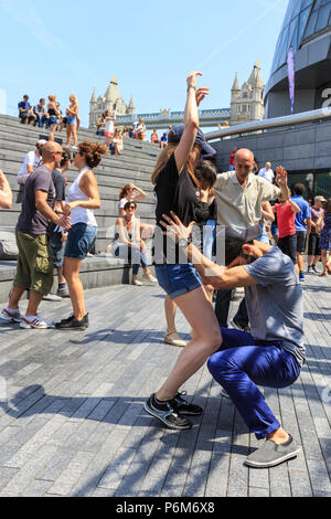 Il convogliatore a City Hall di Londra, UK, 1 luglio 2018. Un sizzling salsa cubana sessione, organizzato da l'Avana Londres scuola di ballo, introduce i londinesi e ai visitatori di ritmi e si muove di Salsa Cubana presso il convogliatore stadio, su una calda e soleggiata giornata a Londra. La salsa le sessioni sono parte dell'estate dal fiume festival. Le temperature sono di nuovo insieme per raggiungere circa trenta gradi nella capitale. Credito: Imageplotter News e sport/Alamy Live News Foto Stock