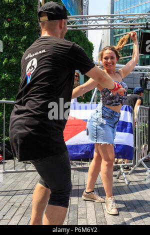 Il convogliatore a City Hall di Londra, UK, 1 luglio 2018. Un sizzling salsa cubana sessione, organizzato da l'Avana Londres scuola di ballo, introduce i londinesi e ai visitatori di ritmi e si muove di Salsa Cubana presso il convogliatore stadio, su una calda e soleggiata giornata a Londra. La salsa le sessioni sono parte dell'estate dal fiume festival. Le temperature sono di nuovo insieme per raggiungere circa trenta gradi nella capitale. Credito: Imageplotter News e sport/Alamy Live News Foto Stock