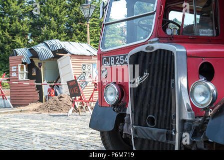 Kidderminster, Regno Unito. 1 luglio 2018. Un viaggio indietro nel tempo continua alla Severn Valley Railway mentre riportiamo l'orologio indietro agli anni '40. I visitatori e il personale si fermano tutte le fermate per garantire che la Gran Bretagna in tempo di guerra sia vissuta da tutti su questa linea ferroviaria storica. Il Bristol 616, un classico autobus vintage della Thames Valley, è parcheggiato fuori dalla stazione di Kidderminster. Credit: Lee Hudson/Alamy Live News Foto Stock