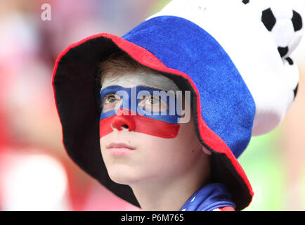 (180701) -- Mosca, 1 luglio 2018 (Xinhua) -- un ventilatore è visto prima del 2018 FIFA World Cup round di 16 match tra Spagna e Russia a Mosca, Russia, Luglio 1, 2018. (Xinhua/Wu Zhuang) Foto Stock