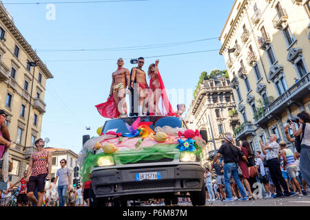 Milano, Italia. 30 GIU, 2018. Due giovani uomini e un transgender con scenic abiti danza su un furgone per celebrare il Milano Pride 2018 evento. Milano, Italia. Giugno 30, 2018. Credito: Gentian Polovina/Alamy Live News Foto Stock
