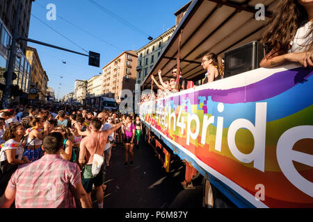 Milano, Italia. 30 GIU, 2018. I giovani per divertirsi e celebrare durante il Milano Pride 2018 parade. Milano, Italia. Giugno 30, 2018. Credito: Gentian Polovina/Alamy Live News Foto Stock