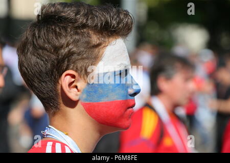 Mosca, Russia. 1 lug 2018. In Russia la sostenitore prima del 2018 FIFA World Cup Round di 16 match tra Spagna e Russia a Luzhniki Stadium. Credito: Victor Vytolskiy/Alamy Live News Foto Stock