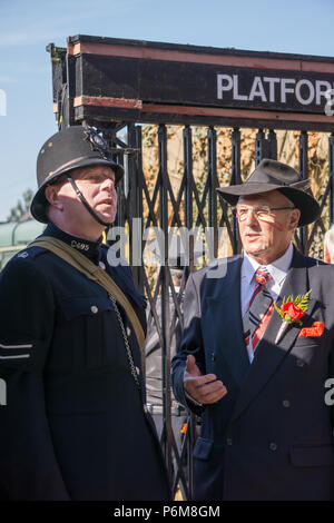 Kidderminster, Regno Unito. 1 Luglio, 2018. Un viaggio indietro nel tempo continua a Severn Valley Railway come tutti coinvolti ruotare l'orologio indietro al 1940s. Gli ospiti e il personale estrarre tutte le fermate per garantire un realistico il tempo di guerra la Gran Bretagna è vissuta da tutti su questo patrimonio della linea ferroviaria. Credito: Lee Hudson/Alamy Live News Foto Stock