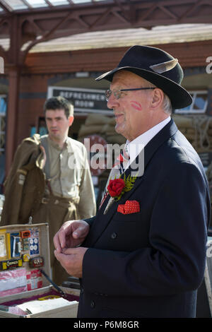 Kidderminster, Regno Unito. 1 Luglio, 2018. Un viaggio indietro nel tempo continua a Severn Valley Railway come tutti coinvolti ruotare l'orologio indietro al 1940s. Gli ospiti e il personale estrarre tutte le fermate per garantire un realistico il tempo di guerra la Gran Bretagna è vissuta da tutti su questo patrimonio della linea ferroviaria. Credito: Lee Hudson/Alamy Live News Foto Stock