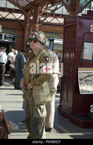 Kidderminster, Regno Unito. 1 Luglio, 2018. Un viaggio indietro nel tempo continua a Severn Valley Railway come tutti coinvolti ruotare l'orologio indietro al 1940s. Gli ospiti e il personale estrarre tutte le fermate per garantire un realistico il tempo di guerra la Gran Bretagna è vissuta da tutti su questo patrimonio della linea ferroviaria. Credito: Lee Hudson/Alamy Live News Foto Stock