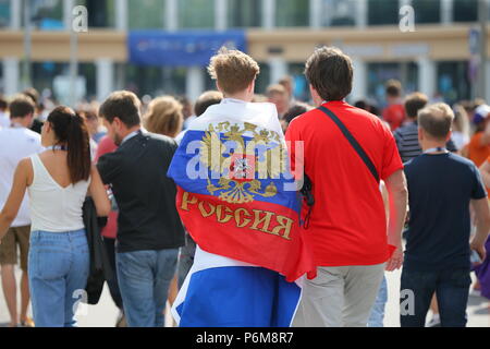 Mosca, Russia. 1 lug 2018. In Russia la sostenitore prima del 2018 FIFA World Cup Round di 16 match tra Spagna e Russia a Luzhniki Stadium. Credito: Victor Vytolskiy/Alamy Live News Foto Stock