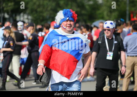 Mosca, Russia. 1 lug 2018. In Russia la sostenitore prima del 2018 FIFA World Cup Round di 16 match tra Spagna e Russia a Luzhniki Stadium. Credito: Victor Vytolskiy/Alamy Live News Foto Stock