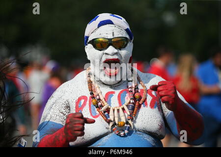 Mosca, Russia. 1 lug 2018. In Russia la sostenitore prima del 2018 FIFA World Cup Round di 16 match tra Spagna e Russia a Luzhniki Stadium. Credito: Victor Vytolskiy/Alamy Live News Foto Stock