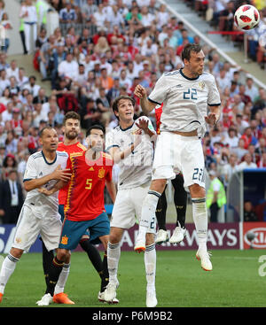 Mosca, Russia. 1 Luglio, 2018. Artem Dzyuba (1R) della Russia compete per una testata durante il 2018 FIFA World Cup round di 16 match tra Spagna e Russia a Mosca, Russia, Luglio 1, 2018. Credito: Wu Zhuang/Xinhua/Alamy Live News Foto Stock