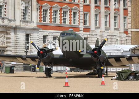 Londra, Regno Unito. 1 lug 2018. Douglas DC3 Dakota, RAF100 aeromobili in giro per Londra, Horse Guards, Whitehall, Westminster, Londra, UK, 01 luglio 2018, Foto di Richard Goldschmidt, per celebrare il centenario della Royal Air Force la RAF100 Tour di aeromobili è un visualizzatore pubblico iconica RAF aeromobile in città località di tutto il paese. Credito: ricca di oro/Alamy Live News Foto Stock