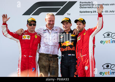 Red Bull Ring, Spielberg, Russia. 1 lug 2018. (L) secondo piazzato Kimi Raikkonen di Finlandia, Red Bull team manager Jonathan Wheatley, vincitore Max Verstappen dei Paesi Bassi e il terzo posto di Sebastian Vettel di Germania festeggiare sul podio dopo l'austriaco di Formula 1 Grand Prix gara al Red Bull Ring, in Spielberg, in Austria il 1 luglio 2018. Credito: Jure Makovec/Alamy Live News Foto Stock