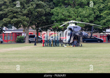 Worthing Sussex, Regno Unito; 1 luglio 2018; servizio ambulanza personale posto un incidente in un aereo ambulanza dopo incidente al Victoria Park. Credito: Ian Stewart/Alamy Live News Foto Stock