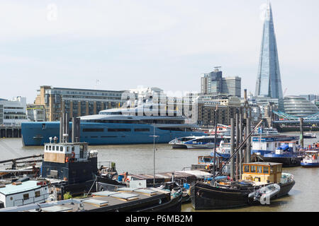 Londra, Regno Unito. 1 Luglio, 2018. Lo stato dell'arte di Aviva superyacht che appartiene al miliardario contrafforti proprietario Joe Lewis foto di oggi a Londra. La 321 piedi lungo di vari milioni di sterline mega yacht sono arrivati a Butler's Wharf vicino al Tower Bridge di questa mattina. Aviva - il proprietario del quarto yacht a sopportare lo stesso nome, è stato costruito nel più stretto segreto presso un cantiere in Germania. Ella si ritiene che includono un full-size tennis e può ospitare fino a 16 ospiti. Rob Powell/Alamy Live News Foto Stock