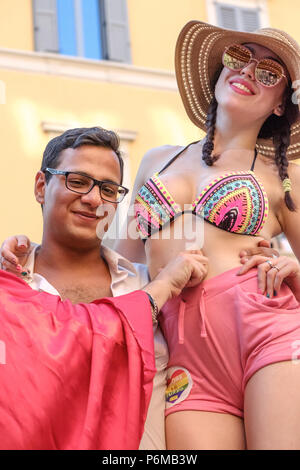 Milano, Italia. 30 GIU, 2018. Ragazza e un uomo felice durante il Milano Pride 2018 parade. Milano, Italia. Giugno 30, 2018. Credito: Gentian Polovina/Alamy Live News Foto Stock